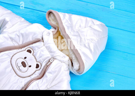 Winter baby Schneeanzug romper. warme Overall für Kleinkinder Kinder auf Holz- Hintergrund schließen oben. baby winter insgesamt. Stockfoto