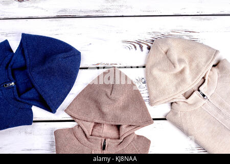 Sammlung von Hooded gestrickte Pullover, Ansicht von oben. Baumwolle Stricken Pullover mit hoodies für Kinder auf Verkauf. Warme knit Jumper. Stockfoto