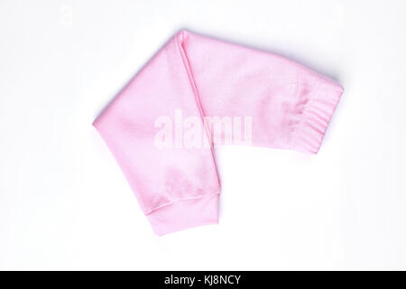 Baby-girl neuen zusammengeklappten rosa Hose. neugeborenes Mädchen organische farbige Hosen auf weißem Hintergrund, Ansicht von oben. Stockfoto