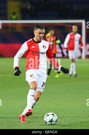 Charkow, Ukraine - 1. NOVEMBER 2017: Vorwärts Steven Berghuis von Feyenoord Angriffen während der UEFA Champions League Spiel gegen Shakhtar Donetsk an OSK Mich Stockfoto