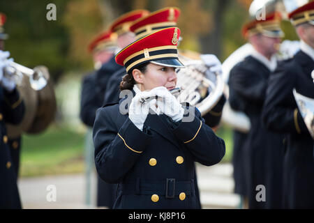 Staff Sgt. Sonia Candelaria, der U.S. Army Band, "Pershing der Eigenen', der Piccolo während eine Armee voller Ehrungen Wreath-Laying Zeremonie für die Armee Arlington Damen spielt am Grab des Unbekannten Soldaten auf dem Arlington National Cemetery, Arlington, Virginia, November 15, 2017. (U.S. Armee Foto von Elizabeth Fraser/Arlington National Cemetery/freigegeben) Stockfoto