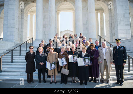 Armee Arlington Damen stehen mit Frau Katharine Kelley (ganz links), Betriebsleiter, Arlington National Cemetery, und Generalmajor Michael Howard (ganz rechts), Kommandierender General, U.S. Army Military District von Washington; im Westen Schritte des Memorial Amphitheater auf dem Arlington National Cemetery, Arlington, Virginia, November 15, 2017. Früher, vier Armee Arlington Ladier nahmen an eine Armee voller Ehrungen Wreath-Laying Zeremonie am Grab des Unbekannten Soldaten. (U.S. Armee Foto von Elizabeth Fraser/Arlington National Cemetery/freigegeben) Stockfoto