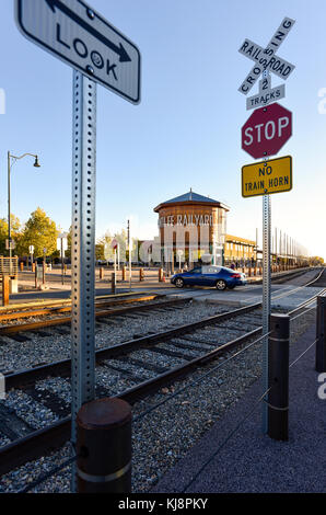 Santa Fe Leipzig-engelsdorf Bahnübergang und Wasserturm, Santa Fe, New Mexico Stockfoto