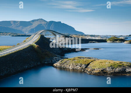 Den Atlantik Straße während einer schönen Herbstmorgen. Stockfoto