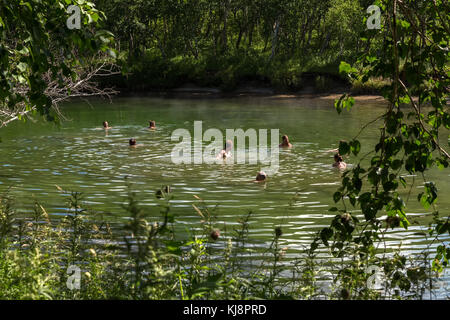 Touristen sind khodutkinskiye Baden in heißen Quellen am Fuße des Vulkans priemysh. Stockfoto