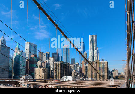 Lower Manhattan Skyline von der Brooklyn Brücke aus gesehen Stockfoto