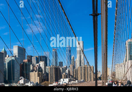 Lower Manhattan Skyline von der Brooklyn Brücke aus gesehen Stockfoto
