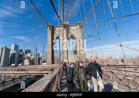 Fußgänger zu Fuß über die Brooklyn Bridge Stockfoto