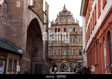 Deutsche und Ausländer reisende Menschen zu Fuß und besuchen Sie die Heidelberger Marktplatz oder Marktplatz und Schloss am 27. August nach Heidelberg, 2017 in Hei Stockfoto