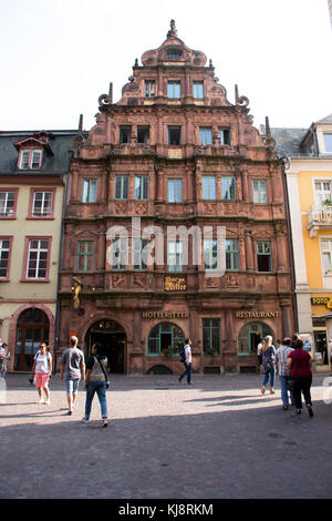 Deutsche und Ausländer reisende Menschen zu Fuß und besuchen Sie die Heidelberger Marktplatz oder Marktplatz und Schloss am 27. August nach Heidelberg, 2017 in Hei Stockfoto