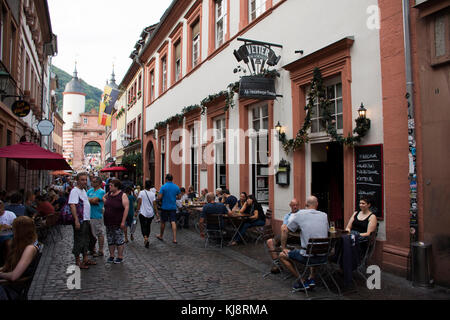 Deutsche und Ausländer reisende Menschen zu Fuß und besuchen Sie die Heidelberger Marktplatz oder Marktplatz und Schloss am 27. August nach Heidelberg, 2017 in Hei Stockfoto