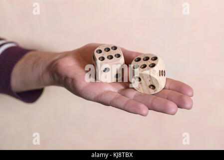 Würfel. Würfel in der Hand zeigt sechs Stockfoto