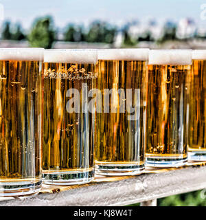 Basteln Sie ein Bier in einen Krug und ein Glas. Sommer. Nach oben Schließen Stockfoto