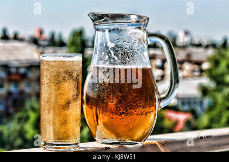 Basteln Sie ein Bier in einen Krug und ein Glas. Sommer. Nach oben Schließen Stockfoto
