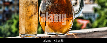 Basteln Sie ein Bier in einen Krug und ein Glas. Sommer. Nach oben Schließen Stockfoto