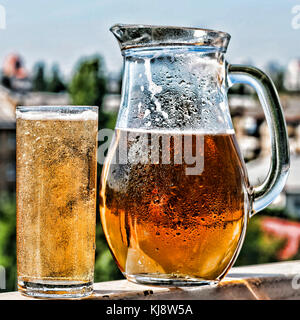 Basteln Sie ein Bier in einen Krug und ein Glas. Sommer. Nach oben Schließen Stockfoto