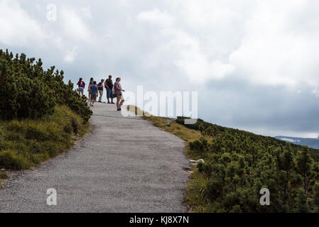 Malerischer Blick auf Pfad im Berg mit Menschen wandern auf Backgr Stockfoto