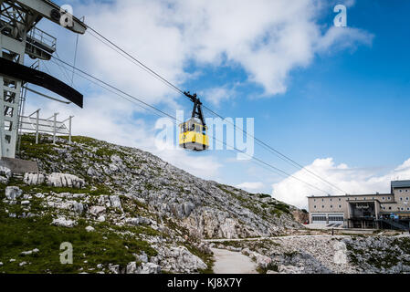 Gelbe Kabel Auto und Bahnhof in den Bergen Stockfoto