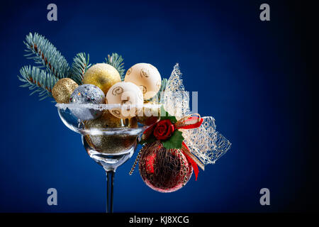 Weihnachten Kugeln im Weinglas auf einem dunkelblauen Hintergrund. Kopieren Sie Platz. Stockfoto