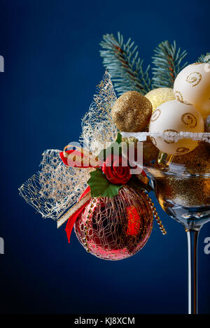 Weihnachten Kugeln im Weinglas auf einem dunkelblauen Hintergrund. Stockfoto