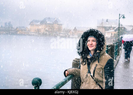 Winter Fun Thema Bild mit einem schönen Mädchen, mit den Schneefällen zufrieden, bis auf die Schneeflocken, auf den Hallstätter See, in Hallstatt, austr Stockfoto