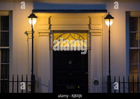 Straßenlaternen beleuchten die Tür der Downing Street 11 in London, die offizielle Residenz des Schatzkanzlers ist, der heute seine Haushaltsrede vor dem Parlament halten wird. Stockfoto