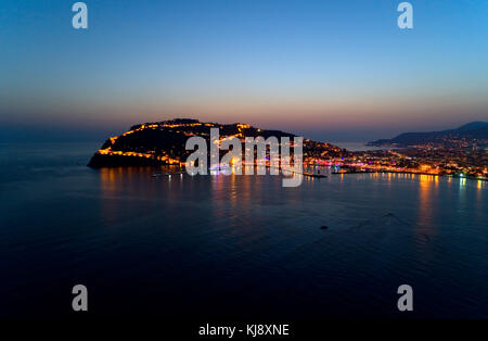 Türkei Alanya. Die seldschukische Festung auf der Halbinsel in das Licht der Nacht leuchtet. Stockfoto