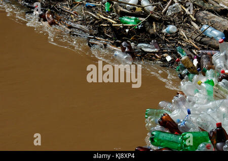 Viele bunte Flaschen geworfen, im Freien in der Nähe von Wasser müssen das Bewusstsein von Recycling, Umwelt mit Umweltverschmutzung zu steigen Stockfoto