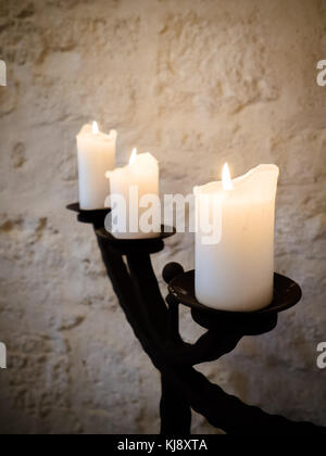 Schöne Vase und Kerzen auf rustikalen silberne Kandelaber im stilvollen Home Hochzeit Stockfoto