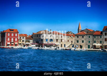 Komiza Stadt auf der Insel Vis im Adriatischen Meer in Kroatien vom Meer aus gesehen Stockfoto