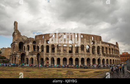 Rom, Italien, 2. September 2017: Eine der beliebtesten Städte in der Welt - römische Kolosseum. Ein Blick von außen. Stockfoto