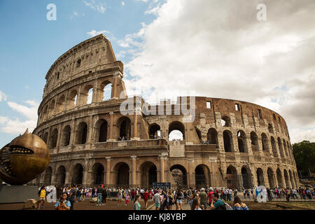 Rom, Italien, 2. September 2017: Eine der beliebtesten Städte in der Welt - römische Kolosseum. Ein Blick von außen. Stockfoto