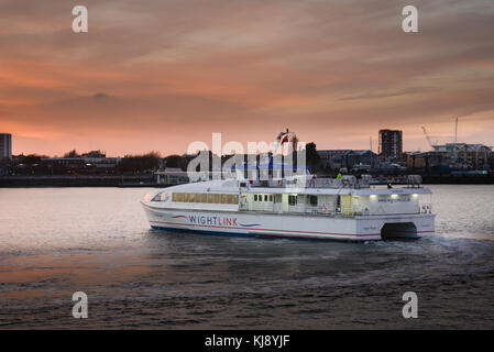 Einer der Passagierkatamarane von Wightlink, der Portsmouth verlässt und zwischen Portsmouth und Ryde auf der Isle of Wight operiert. Portsmouth, Hants, England Stockfoto