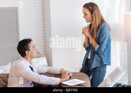 Glückliche junge Frau, ihr Mann hat sich einen neuen Job Stockfoto