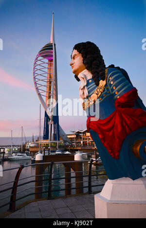 Portsmouth die Galionsfigur der HMS Marlborough Frames der Spinnaker Tower am Gunwharf Quays in Portsmouth. Großbritannien Stockfoto