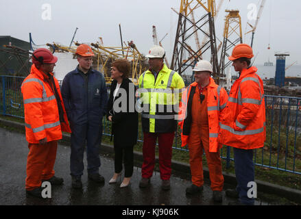 Die erste Ministerin Nicola Sturgeon unterzieht sich bei einem Besuch der Burntisland Fabrications Ltd (BiFab) in Methil in Fife mit Arbeitern auf einer Aussichtsplattform. Stockfoto