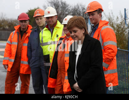 Die erste Ministerin Nicola Sturgeon unterzieht sich bei einem Besuch der Burntisland Fabrications Ltd (BiFab) in Methil in Fife mit Arbeitern auf einer Aussichtsplattform. Stockfoto