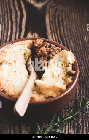 Shepherd's Pie, traditionelle britische Gerichte mit Hackfleisch und Kartoffelbrei auf rustikalen Holztisch Stockfoto