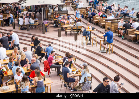 Menschen mit Freunden einen Drink an der Sydney Opera Bar, Circular Quay, Sydney, Australien Stockfoto