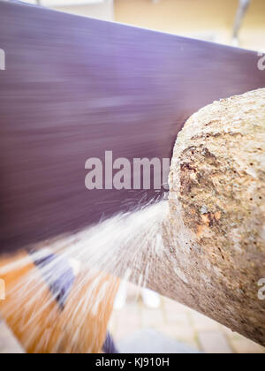 Hochzeit Spiel Baumstamm sah Stockfoto