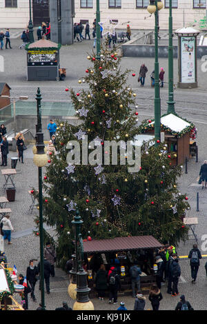 Tschechische Republik, Prag, 20.Dezember 2016, Weihnachtsbaum mit Kiosk auf dem Platz der Republik. Stockfoto