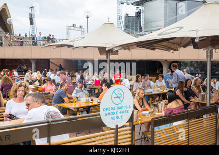 Freunde Geselligkeit in der Opera Bar in der Nähe der Opera House, Sydney, Australien Stockfoto