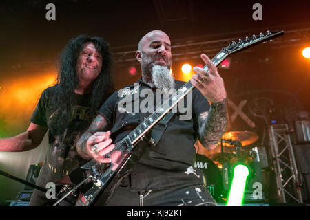 Dänemark, Kopenhagen - 6. März 2017. Die amerikanische Thrash-Metal-Band Anthrax spielt ein Live-Konzert im Amager Bio in Kopenhagen. Hier ist Sänger Joey Belladonna live auf der Bühne mit Gitarrist Scott Ian zu sehen. (Foto: Gonzales Photo - Thomas Rasmussen). Stockfoto