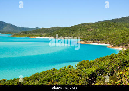 Blick auf die türkis Bucht um Whitehaven Beach auf dem Great Barrier Reef in Australien Stockfoto