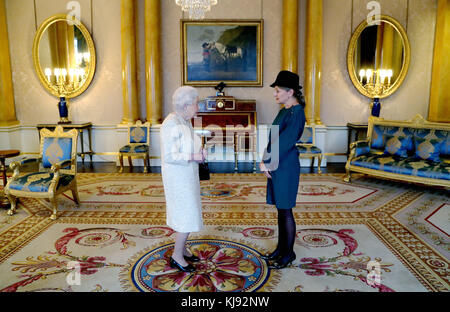 Königin Elizabeth II. (Links) trifft ihre Exzellenz Tiina Intelmann aus der Republik Estland bei einer privaten Audienz im Buckingham Palace im Zentrum von London. Stockfoto