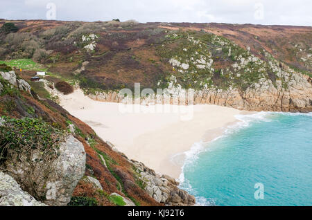 Der Strand bei porthcurno vom Minack Theatre in die Klippen gebaut im porthcurno in Cornwall gesehen Stockfoto