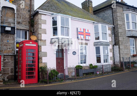 Das kleine Fischerdorf und der Hafen von Mousehole an der Küste von Cornwall Großbritannien - das RNLI-Foto von Simon Dack Stockfoto