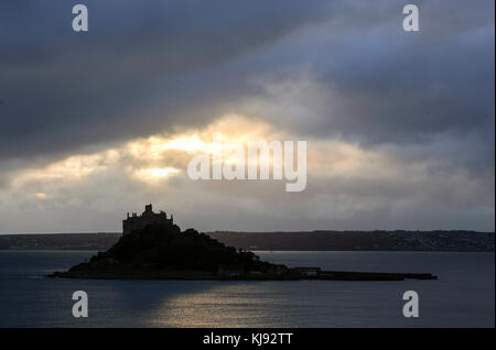 St Michaels Mount an der Küste von Cornwall bei Marazion St Michael’s Mount ist eine kleine Gezeiteninsel in Mount’s Bay, Cornwall, England. Stockfoto