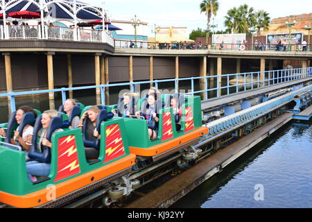 Achterbahn im Disneyland starten Stockfoto