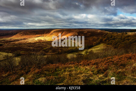 Bohrung des horcum im Morgengrauen in die North York Moors im Herbst mit Blick auf die natürliche Depression in der Nähe von Goathland, Yorkshire, Großbritannien. Stockfoto